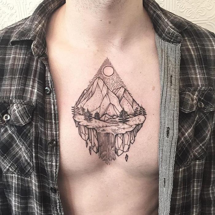 tetovaža na prsih v gorski pokrajini, tetovaža svete geometrije, karirana srajca, luna, ki sije na drevesih in slapu