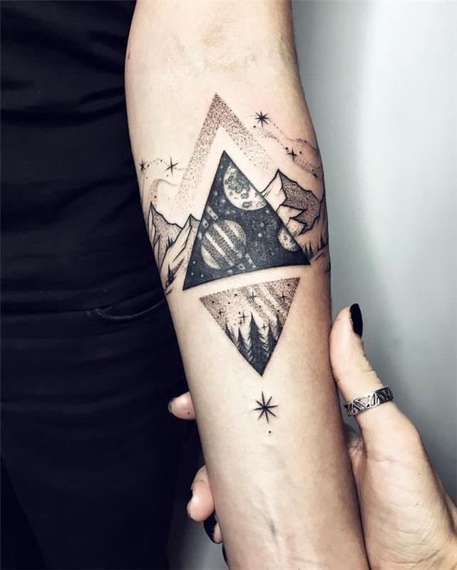 gorska pokrajina, s trikotniki in zvezdicami, tetovaža na podlakti, geometrijska tetovaža cvetja