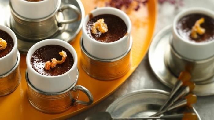 recept za čokoladno peno, okrašeno s kandiranimi pomarančami