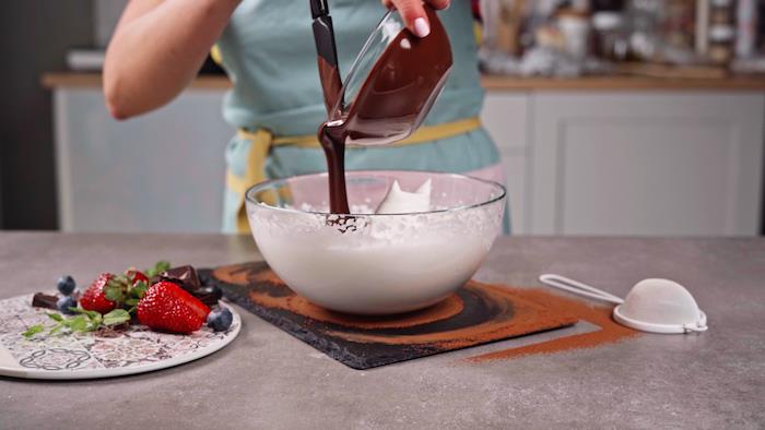 į plaktą „aquafaba“ įpilkite tamsaus šokolado, kad į jį būtų įtraukta, lengvo šokolado putėsių gamybos technika