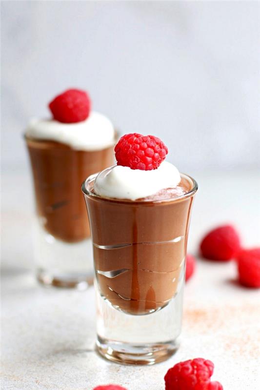 veganiško avokado pagrindo šokolado putėsių receptas, šokolado putėsiai stiklinėje, lengvas ir greitas desertas be kepimo