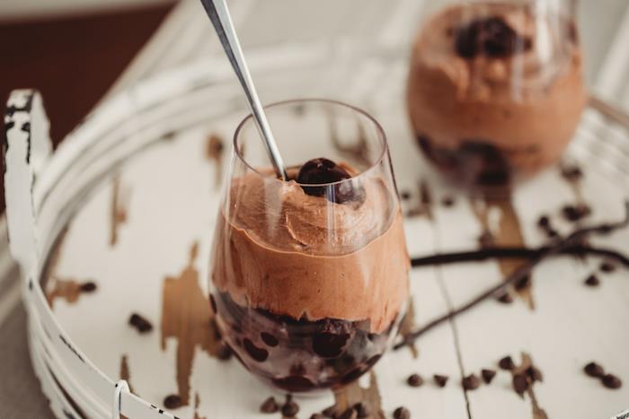 kako narediti zdrav čokoladni mousse z grškim jogurtom, kakavom in češnjami, zdravi recepti