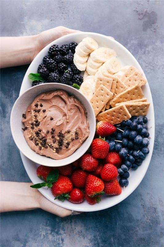 lahka čokoladna pena čokoladni čips zdrobljeni orehi mandlji lahka sladica recept s svežim sadjem zrele borovnice piškoti maslo