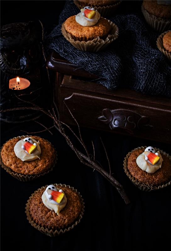 Helovino papuoštų morkų bandelių receptas, bandelės vaiduokliai, dekoruoti saldainiais kukurūzų saldainiais