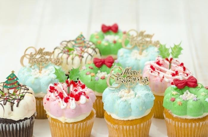 kolay vanilyalı ve çikolatalı muffin tarifi, farklı renklerde gıda boyası ile cupcake frosting örneği