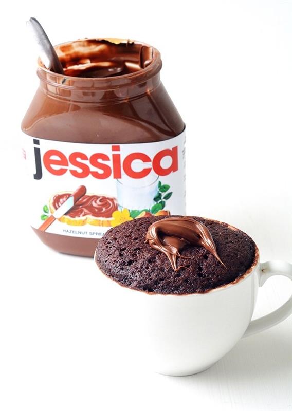 ideja za enostavno ekspresno torto, pripravljeno v mikrovalovni pečici, recept za torto iz skodelice nutella za eno osebo