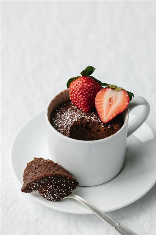 hiter recept za dieto iz čokoladnih skodelic v skodelici, slastna paleo čokolada in jagodna sladica