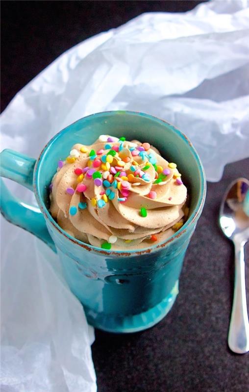 recept za hitro sladico vanilijev skodelicni kolač s čokoladno stepeno smetano