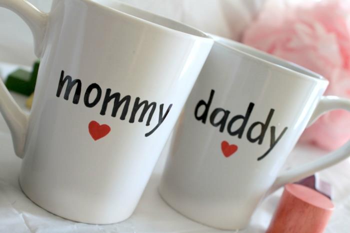 hamileliği duyurun, siyah metinli iki beyaz kahve bardağı, anne ve baba