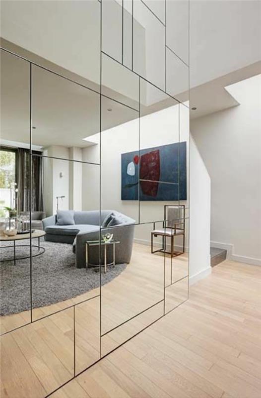 siena-su-dekoratyviniu-veidrodžiu-apdaila-su veidrodžiu-moderniame miegamajame-parketo grindys