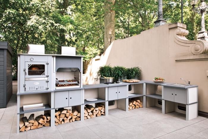 lauko erdvė su virtuvės modeliu pilka ir medinė, atvira arba uždara lauko laikymo spintelės idėja