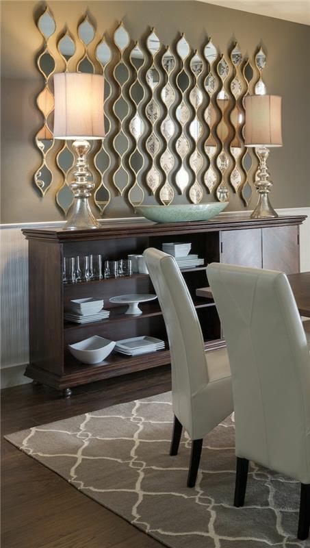 smėlio spalvos siena-dekoratyvinis veidrodis-tamsios medienos baldai-sienos-svetainė-lempa