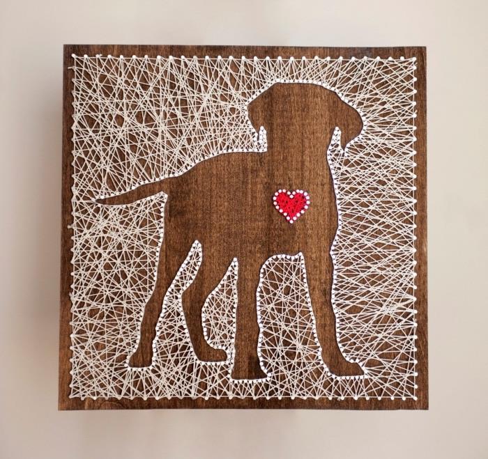 „Pasidaryk pats“ ištemptos vielos lentos šablonas, pagamintas iš tamsios medienos lentos ir baltos vielos raudonos širdies šuns formos