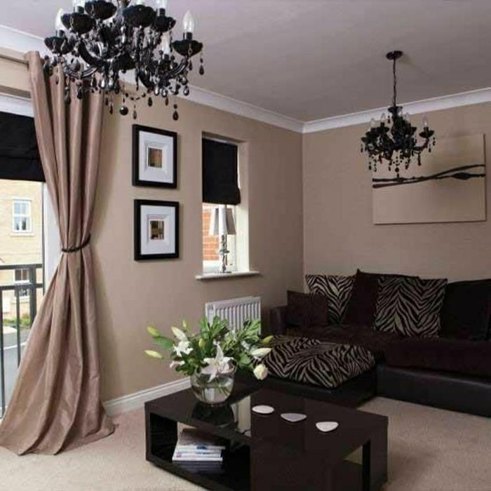 bež-stenske-bež-zavese-deco-taupe-kavč-taupe-rože-na-taupe-mizi
