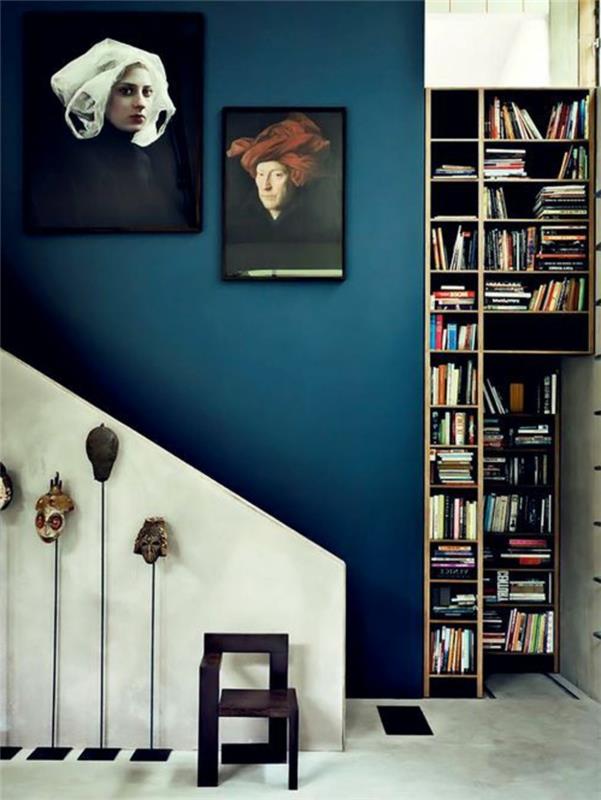 anties mėlyna siena ir ekstravagantiški portretai, originali knygų spinta