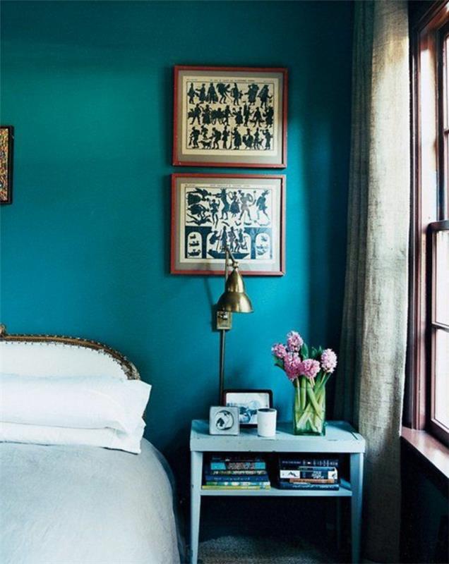 anties mėlyna siena, barokinė galvūgalis, mėlyna lova, juodai balti paveikslai