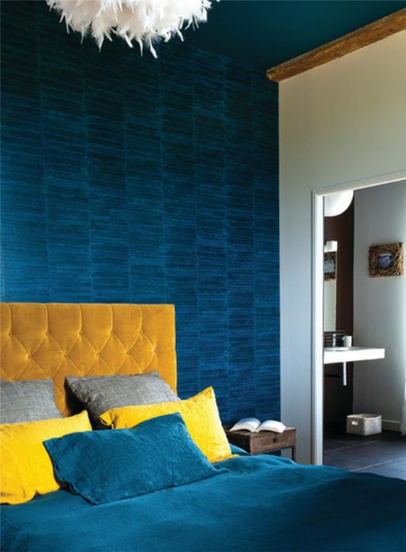 anties mėlyna siena, miegamasis mėlynos ir geltonos spalvos, plunksninis lubų šviestuvas