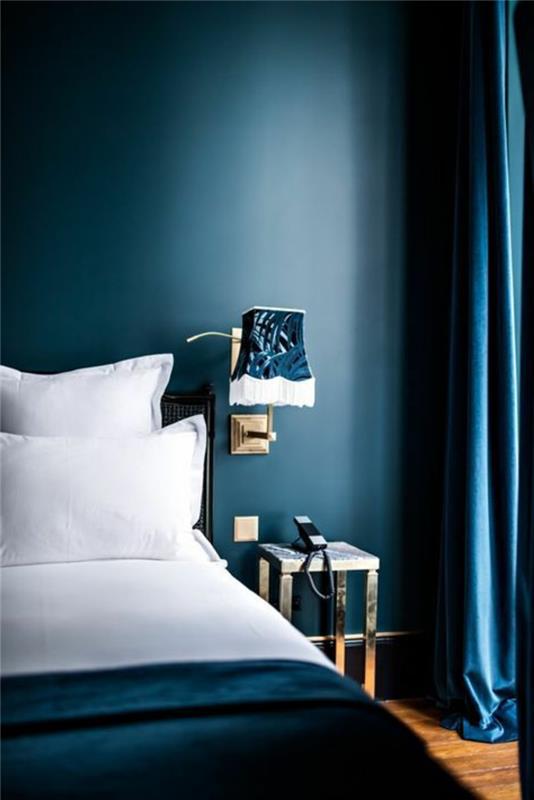 anties mėlyna siena, mėlynas miegamasis, mėlynos užuolaidos, seno stiliaus lempa