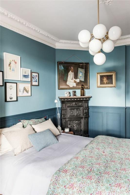 açık mavi-lacivert-duvar-beyaz-tavan-yay-battaniye-renkli-yastıklar