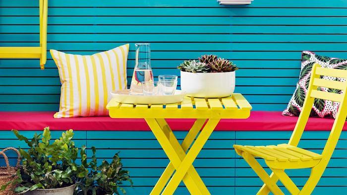Balkono baldai mėlyna siena ir geltona kėdė, idėja kokiais dažais perdažyti medinius baldus, dažytus baldus