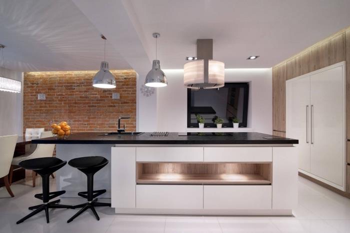 Yemek alanı olan geniş bir mutfakta modern iç tasarım, orta adalı mutfak modeli, hazır mutfakta kırmızı tuğla duvar örneği