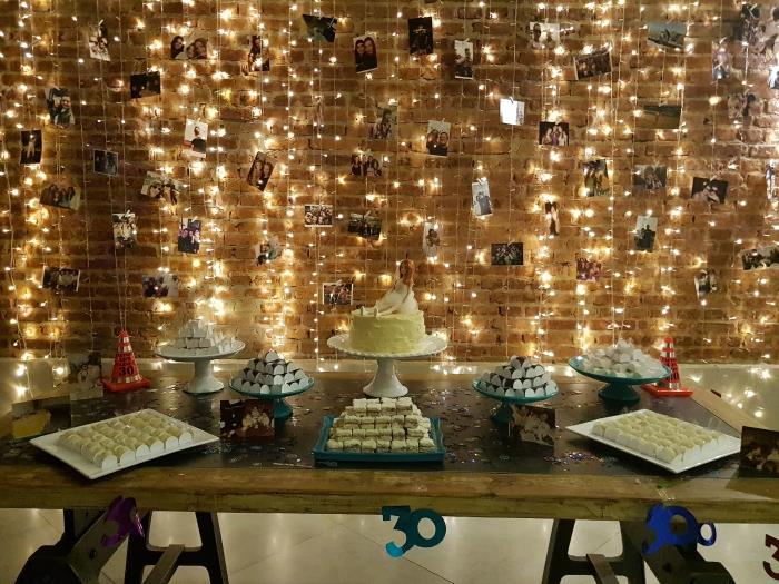 30 metų jubiliejinis dekoras moterims, vakarėlis namuose su mažo biudžeto dekoru, kurį lengva pasidaryti naudojant nuotraukas ir šviesią girliandą
