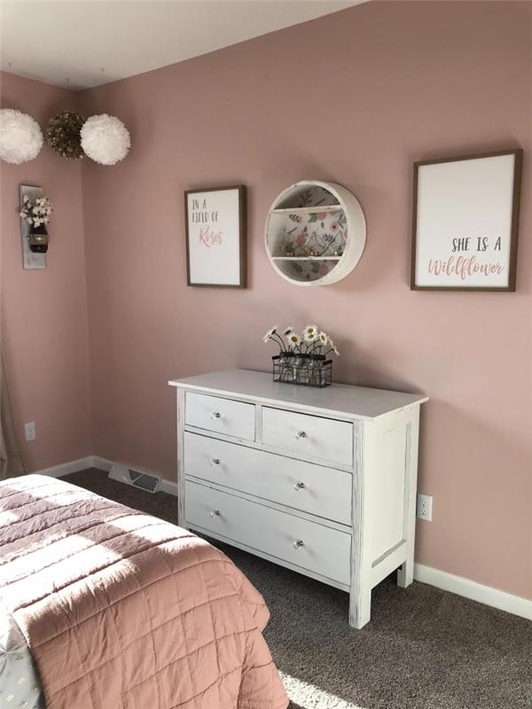 modern bir yatak odası için ne boya, kömür grisi desenli pembe ve beyaz romantik yatak odası dekoru