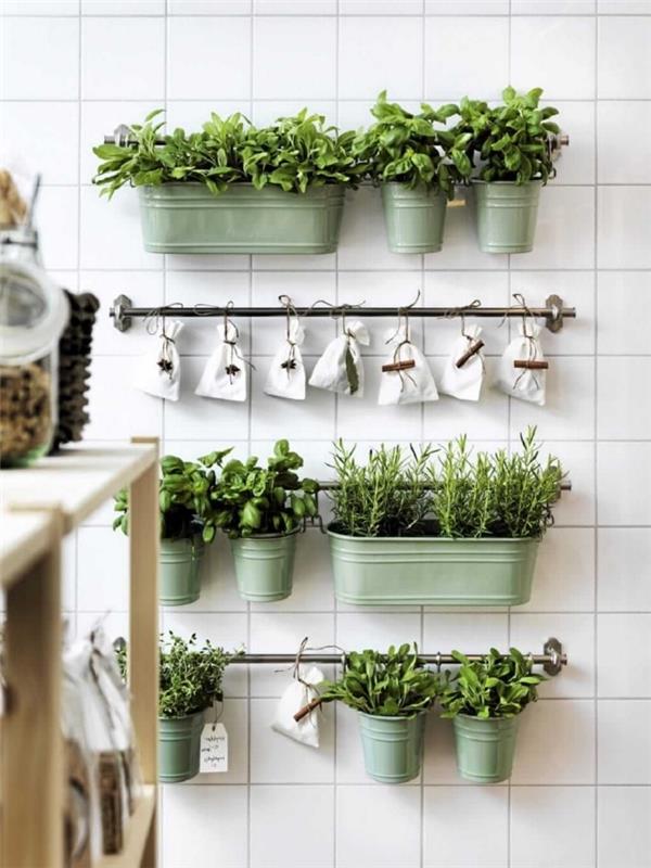 Badem yeşili çinko ekiciler ve duvar destek çubuklarına asılı kanvas keseler kullanarak mutfakta küçük bir bitki bahçesi oluşturun, arka planda bmanc kiremitli duvar