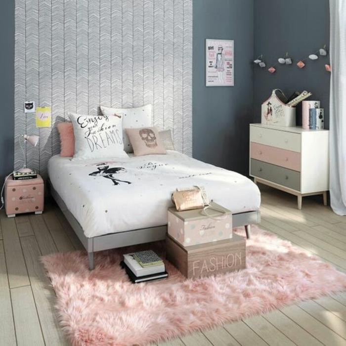 antracitno siva stena, siva postelja, belo posteljnina, blazina, ne roza miza, roza preproga, svetel parket, komoda, pobarvana v sivi, beli in roza barvi, dekoracija spalnice za deklice