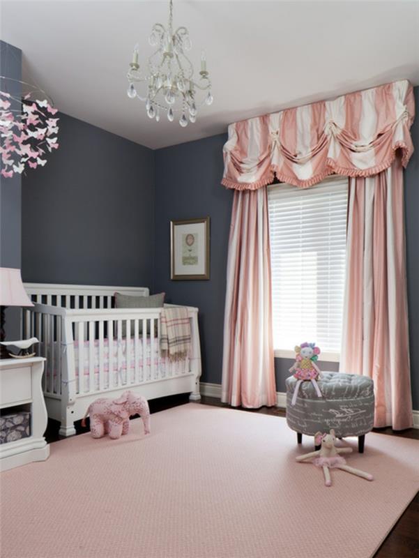 siva stena iz oglja, rožnate zavese in preproga iz lososa, bela otroška posteljica, eleganten lestenec, dekor sobe za deklice, dekor otroške sobe