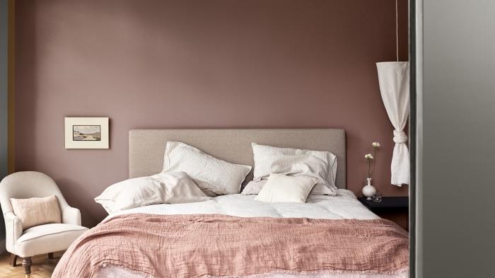 kakšne barve za spalnico, prijeten dekor v ženski spalnici s sivimi stenami in bež pohištvom z belimi dodatki