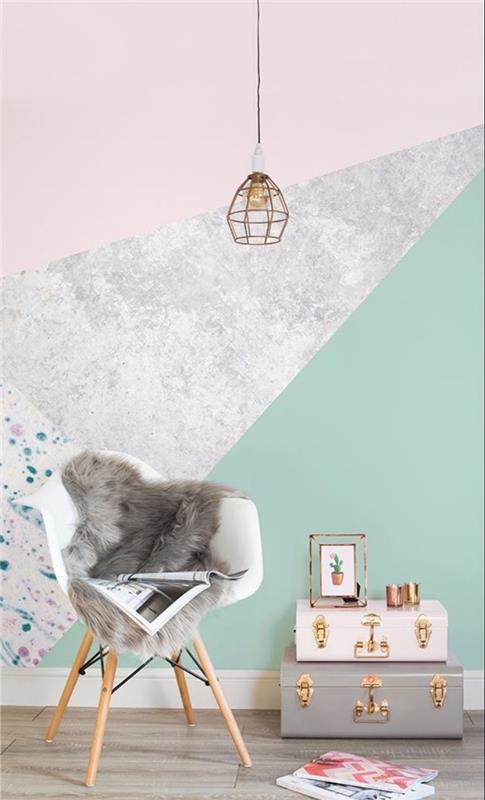 Skandinaviško gyvenamojo kambario dekoro idėja, šviesus parketas, skandinaviška kėdė, senovinės pilkos ir rožinės spalvos daiktadėžės, vandens žalia, pilka ir rožinė dažų siena, vario dizaino pakabinama šviesa