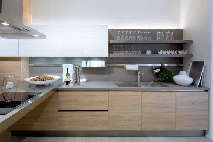 modernus medinės virtuvės modelis, pilko dizaino sieninė lentyna virtuvei