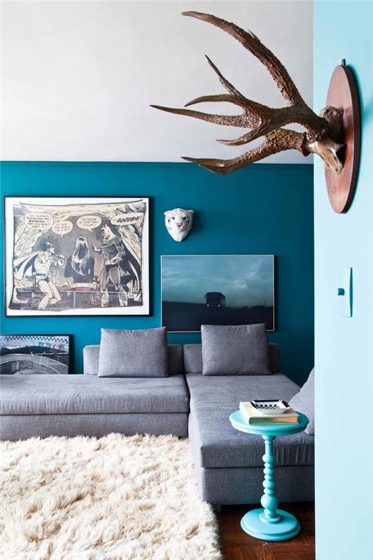 moderni prašmatni svetainė iš povo mėlynos, pilkos ir baltos spalvos, jauki atmosfera su jaukiu kilimu