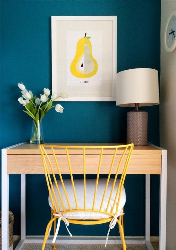 ördek mavisi dekor, hafif ahşap masalı sarı sandalye, lale buketi, lamba, dekoratif armut tasarımı, çalışma alanı döşemek
