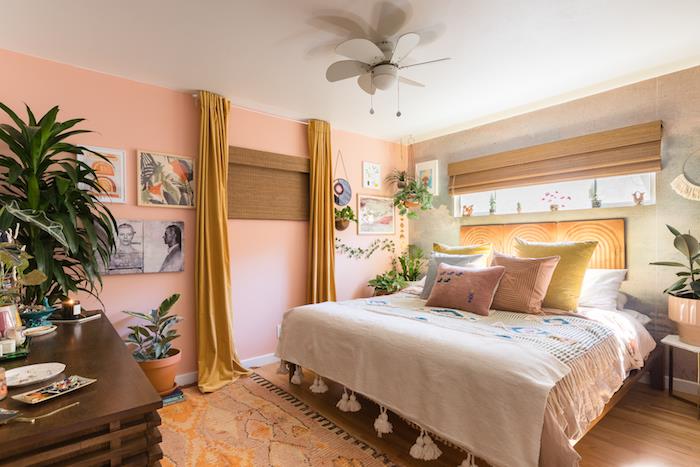 roza naglasna stena, stenska ideja za okvir za slike, pisano posteljnino, orientalska preproga, lesena komoda, tropski dekor z eksotičnimi poudarki in rastlinjem