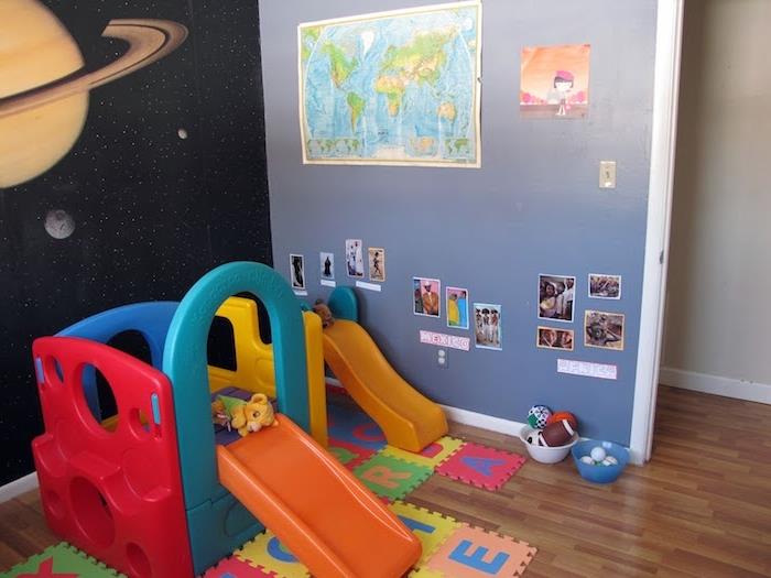 purpurinė siena ir planetų modelio saulės sistemos siena, vaikų žaidimų aikštelės idėja namuose, Montessori namuose, siena, papuošta nuotraukomis