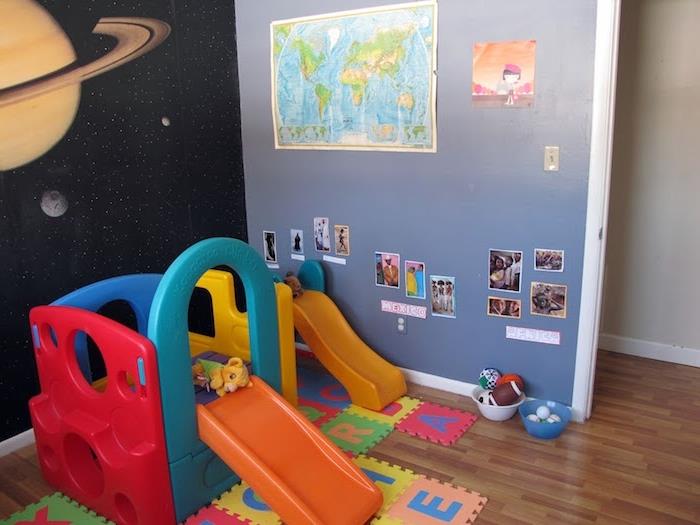 purpurinė siena ir planetų modelio saulės sistemos siena, vaikų žaidimų aikštelės idėja namuose, Montessori namuose, siena, papuošta nuotraukomis