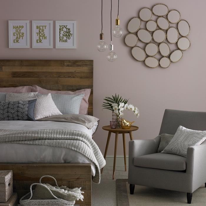 nötr renklerde modern iç tasarım, toz pembe boyalı duvarlar ve gri mobilyalarla yatak odası dekorasyonu