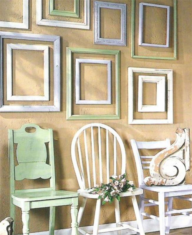 stena okvirjev, mise en abyme, beli in zeleni leseni stoli, rumena stena, ideja dekoracije v sredozemskem podeželskem slogu