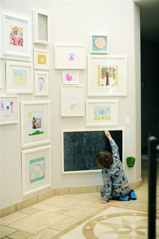 duvar çerçevesi, küçük çocuk, beyaz duvarlar, duvar dekorasyonu, çocuğun çizimi, beyaz çerçeveler, koridor