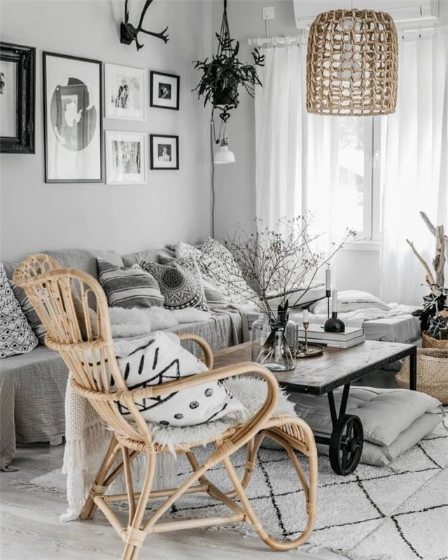 rotango abažūrio modelis kokonuojančioje gyvenamojoje patalpoje, dekoruotas balta ir pilka spalvomis, akcentais iš baltos ir medinės, bambuko ir rotango supamosios kėdės modelio