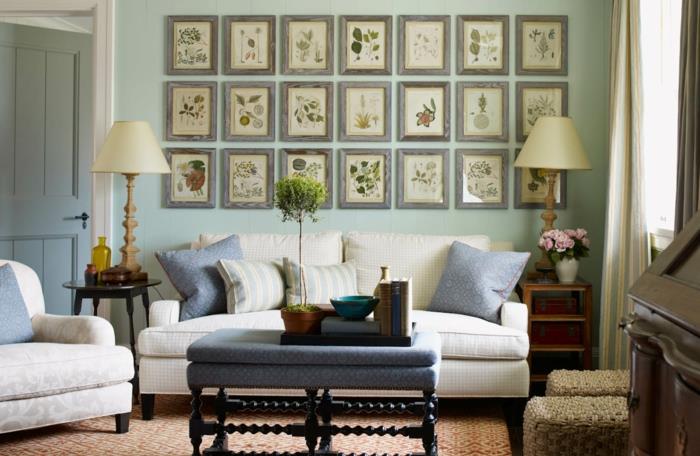 duvar dekoru, beyaz kanepe, dikdörtgen çerçeve, ahşap kapı, büyük pencere, pastel yeşil duvarlar, dekoratif minderler