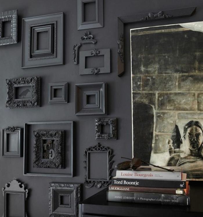 oblecite steno s pravokotnimi črnimi okvirji, svežnji knjig, okrasnim plakatom, kako okrasite dnevno sobo v črni barvi