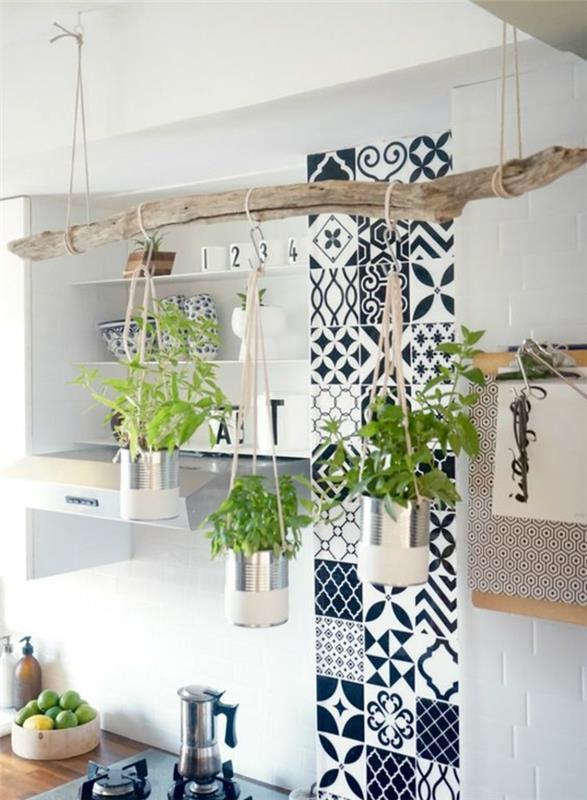seramik mozaik duvar süslemek için bir çözüm, mavi ve beyaz, lavabonun ve tezgahın yanında dekoratif sütun, yeşil bitkilerle üç beyaz tencereyi astığımız iplerle tutulan gri bir ahşap parça ile dekorasyon