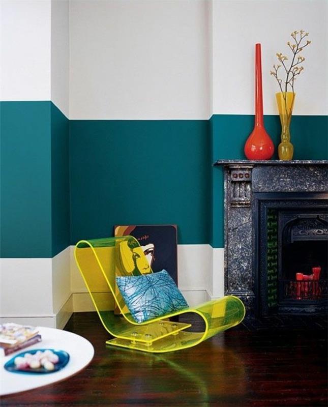 stena-dvobarvna-bela-modra-prozorna-stol-rumena-stol za zibanje-dnevna soba-parket-tla