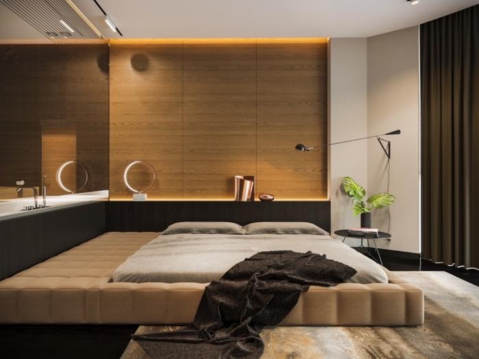 Prabangus suaugusiųjų miegamojo apdaila neutraliomis spalvomis, apimantis dalį sienos plačia medine danga su LED apšvietimu