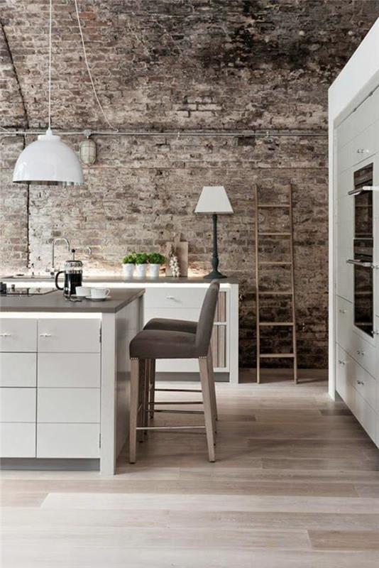 plytų sienos ir baltos virtuvės baldai