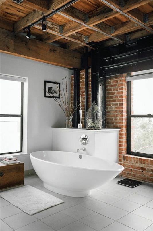 plytų siena ir medinės lubos vonios kambaryje