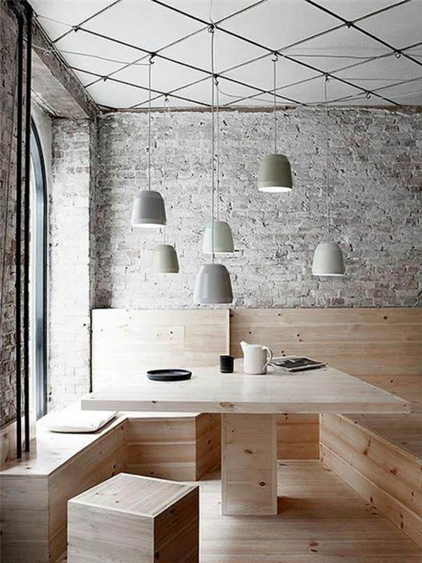 plytų siena-medinis stalas ir suolai ir pakabinami šviestuvai
